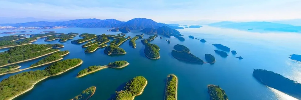暑期特惠-周六出发【千岛湖福利团】船游千岛湖中心湖（上岛）-啤酒小镇-梦姑塘氧吧-网红渝人桥-骑龙巷 纯玩2日游